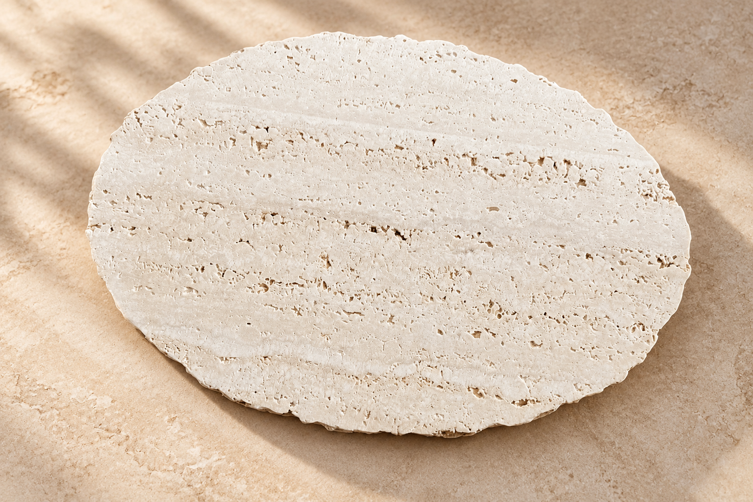 Detalhe da borda com acabamento vulcânico da Base Mary em travertino natural